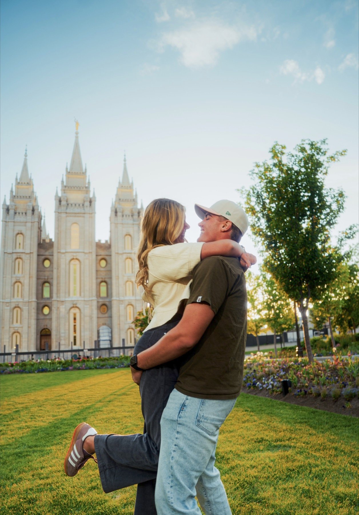 Pareja en una sesión natural y romántica